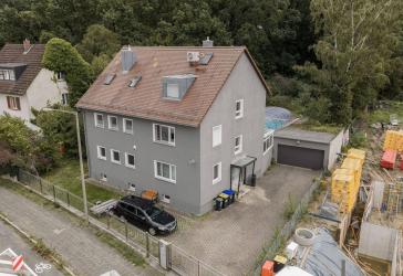 Charmantes Zweifamilienhaus mit großem Garten & Pool in ruhiger Lage