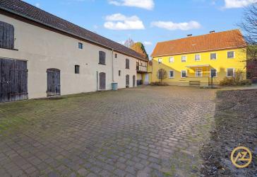 'Solides Wohnhaus mit großem Grundstück, Garagen und vielseitiger Nutzung'