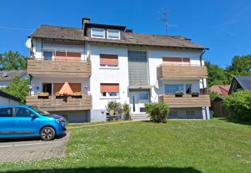 frisch renovierte 3,5 Zimmer-Wohnung im EG