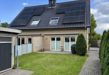 Exklusive Doppelhaushälfte KfW 40 mit Photovoltaik