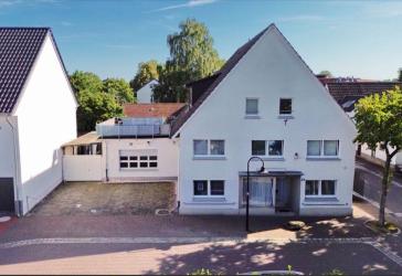 Vielseitiges Zweifamilienhaus mit Gewerbepotenzial, Garage und Stellplätzen - zentral in Salzkotten