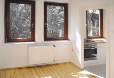 Zu verkaufen - vermietete und gut geschnittene 3-Zimmer-Wohnung im 1.OG mit Balkon ins Grüne