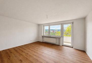 Sanierte 3-Zimmer-Wohnung mit Loggia, Aufzug & traumhaftem Weitblick in Barsingh./ Egestorf