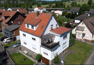 Charmantes Zweifamilienhaus in ruhiger Lage von Homberg/Holzhausen – von Privat zu verkaufen