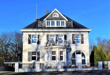 Repräsentative Stadtvilla mit Einliegerwohnung, Wellnessbereich und parkähnlichem Grundstück