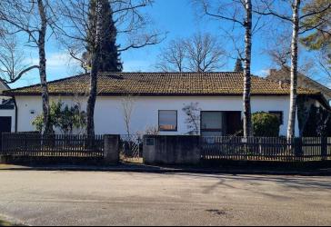 Im Dichterviertel Ottobrunn, in die Jahre gekommener Bungalow Baujahr ca. 1969