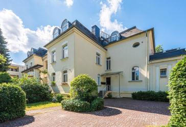 Wohnen über zwei Ebenen mit Villen-Flair - lichtdurchflutete Maisonette mit Balkon in Lichterfelde