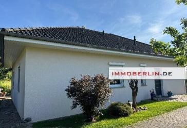 IMMOBERLIN.DE - Wunderbarer Bungalow mit großem Sonnengarten in ländlicher Wohlfühllage