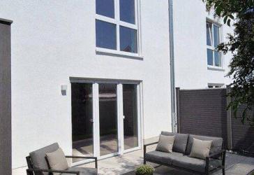 Neubau-Reihenhaus mit Terrasse 140 m² Familienhaus mit sehr niedrigen Energiekosten (EH-40 + PV)
