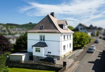 Modernisiertes Zweifamilienhaus in guter Lage
