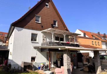 + Einfamilienhaus (DH) mit sehr großem Garten - PKW-Stellplatz - überdachte Terrasse & Balkon +