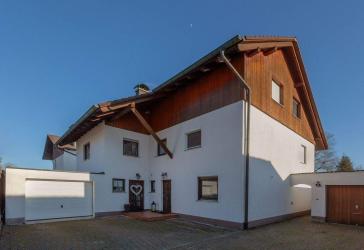FBC - 2 Häuser - ein Preis! - in idyllischer Traumlage - Großzügiges Wohnen für zwei Familien