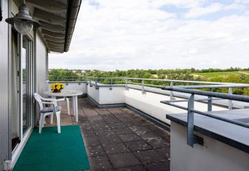 Wohnen mit Ausblick - 2-Zimmer-ETW mit umlaufender Dachterrasse & TG-Stellplatz in NSU-Neuberg.