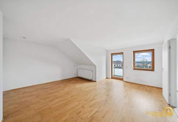 Gepflegte 2-Zimmer-Dachgeschosswohnung mit Balkon und 83,8 m² - sofort bezugsfrei in Arnhofen
