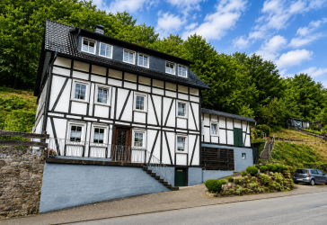 Tradition trifft Moderne-Fachwerkhaus mit modern ausgebautem Dachgeschoss in Kichhundem zu verkaufen