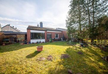 DIETZ: REDUZIERT! Bungalow mit 4 Zimmern in TOP-Randlage von Dieburg mit Garage / Car-Port u. Keller