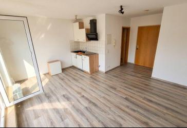 Charmantes 1-Zimmer-Apartment mit Dachterrasse, Aufzug und Stellplatz in Rommelshausen
