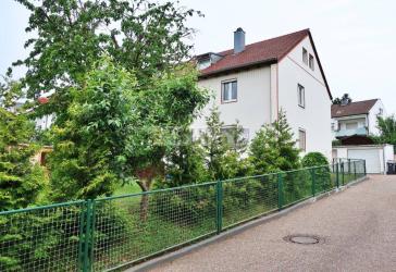 Reiheneckhaus mit großem sonnigen Südgarten und zwei Garagen