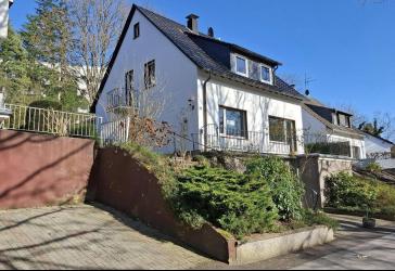 Freistehendes Einfamilienhaus mit 2 Wohneinheiten und Garten, 2 Garagen im Haus