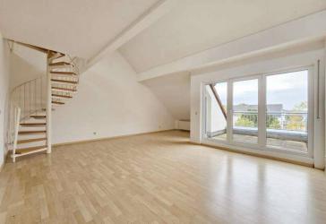 Lichtdurchflutete Maisonettewohnung mit Galerie und zwei Loggien nahe Altstadt