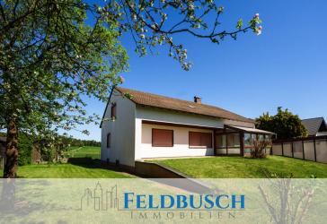 Ruhe, Grünblick & Entwicklungsmöglichkeiten - Einfamilienhaus mit schönem Grundstück in Holzheim