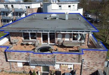 DAS BESONDERE Altengerechte Penthousewohnung mit Kachelofen und Dachterrasse