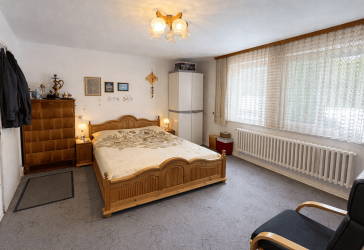 Platz für die Familie: 6 Zimmer, ausgebauter Dachbereich, Vollkeller und 3 Garagen