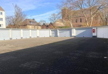 Großer Garagenhof mit 52 Garagen, 5 Stellplätze und einem verpachteten Tankstelllengrundstück