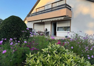 Großzügiges RE.-Haus, voll unterkellert, kann als 2-Familienhaus genutzt werden.