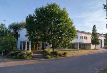 Wohnen & Arbeiten unter einem Dach - 479 m², 2 Wohnungen, Büros + Halle und Garten