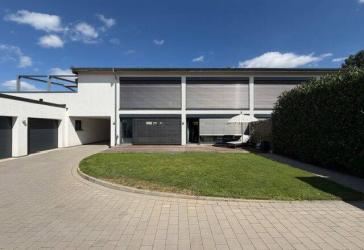 Exklusives, modernes 3-Familienhaus im Bauhausstil, 3 Garagen, 2 Carports, Terrasse, Dachterrasse, gute Wohnlage, 90425 Nürnberg-Thon