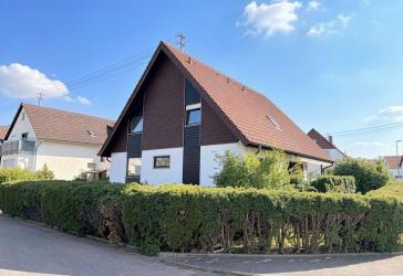 Zweifamilienhaus mit 2 separaten Wohnungen mit Potential: Ruhig gelegen & bereit für neue Ideen!
