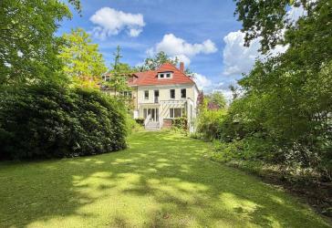 Repräsentative Stadtvilla im Philosophenviertel - Großzügiges Wohnen auf parkähnlichem Grundstück