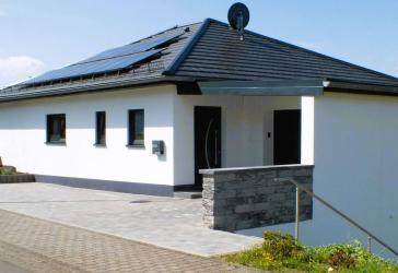 Zweifamilienwohnhaus mit Garagen in höherer und ruhiger Ortslage