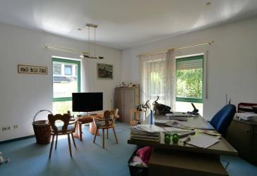 Großzügige Wohnung mit 12 Zimmern und Privatgarten in ruhiger und naturnaher Wohnlage von Heßdorf (Objektnummer: 0703CJ26H)
