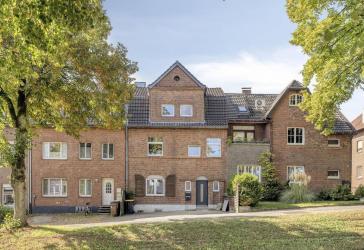 saniertes Zweifamilienhaus mit viel Platz. EG barrierearm .Nah an Wald & Zentrum. 8 Zimmer + 2x K+B