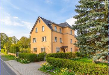 Stilvolles Stadthaus mit Einliegerwohnungen, großem Entwicklungspotenzial und weitläufigem Grundstück in Großenhain