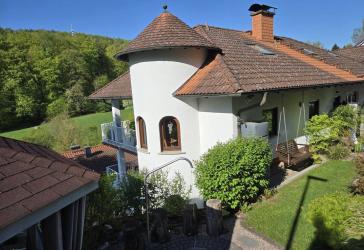 Gepflegtes freistehendes Wohnhaus in Waldrandlage mit Fernsicht ins Grüne