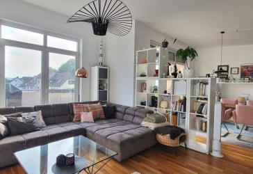 HOMBURG-STADTNAH - BARRIEREFREIE SCHÖNE HELLE WOHNUNG MIT CA. 115 m² WOHNFLÄCHE INKL. TIEFGARAGEN-STELLPLATZ UND EINBAUKÜCHE