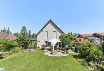 Provisionsfrei - Familienfreundliches Haus in gutem Zustand mit sonnigem Garten und Pool