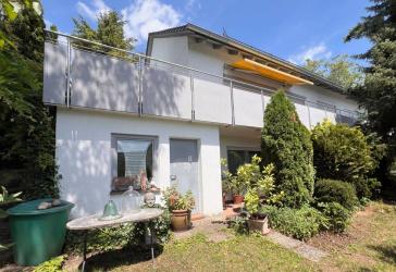 Geräumiges Wohnhaus mit Praxis/Einliegerwohnung und Doppelgarage in Ebermannstadt