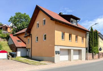 Zwei Wohneinheiten, Gartenanteil und drei Garagen - Wohnhaus in Kirchzell