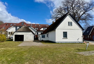 Reetgedecktes Zweifamilienhaus mit historischem Flair in einzigartiger Naturkulisse