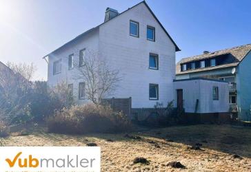 Großzügiges Dreifamilienhaus mit Garten und Garagen - ideal zur Sanierung