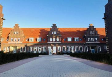 Wohnen im Baudenkmal! Hochparterre mit Balkon und Garten