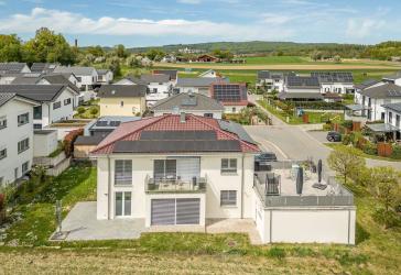 Modernes, freistehendes Zweifamilienhaus mit Freiblick & Südausrichtung in Volkertshausen