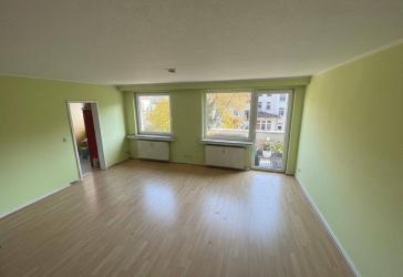 Erstbezug nach Sanierung: 5,5 Zimmer Apartment mit 2 Bädern, Balkon und EBK
