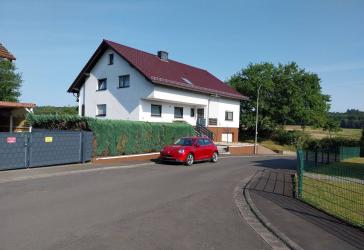 Zweifamilienhaus mit Einliegerwohnung in Feldrandlage