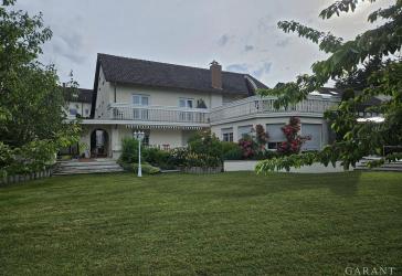 Zweifamilienhaus mit Terrassen und traumhaften Garten - ca. 234 qm Wohnfläche & neuer Heizung