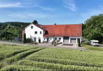 Viel Platz und viele Extras bietet dieses grundsolide 1-2 Familienhaus...